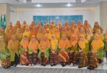 Pengurus dan anggota PDA Cilacap foto bersama dalam acara konsolidasi organisasi dan penguatan ideologi di Gedung Dakwah Aisyiyah Cilacap.