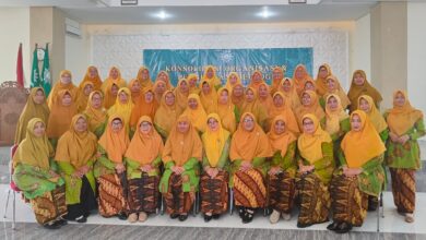 Pengurus dan anggota PDA Cilacap foto bersama dalam acara konsolidasi organisasi dan penguatan ideologi di Gedung Dakwah Aisyiyah Cilacap.