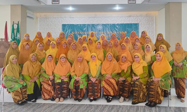 Pengurus dan anggota PDA Cilacap foto bersama dalam acara konsolidasi organisasi dan penguatan ideologi di Gedung Dakwah Aisyiyah Cilacap.
