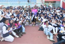 Tim drumband Gita Surya Putra SMP Mutu Plus Cilacap foto bersama memamerkan deretan trofi juara umum Cilacap Drumband Competition 2026 di Stadion Wijayakusuma.