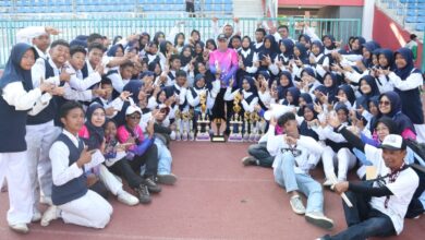 Tim drumband Gita Surya Putra SMP Mutu Plus Cilacap foto bersama memamerkan deretan trofi juara umum Cilacap Drumband Competition 2026 di Stadion Wijayakusuma.