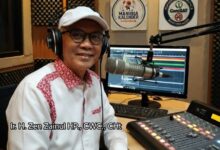 Ir. H. Zen Zainul HP. (Zenza TekSas) Direktur ComBAT di studio Podcast Pekanan PDM Kota Bekasi membahas larangan vape total.