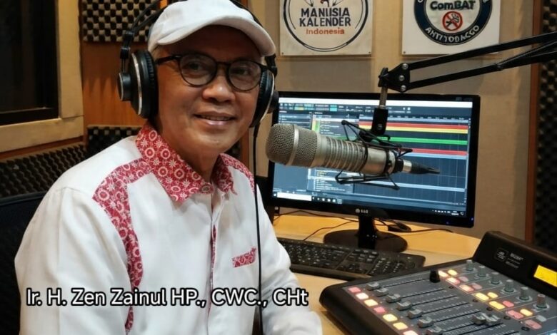 Ir. H. Zen Zainul HP. (Zenza TekSas) Direktur ComBAT di studio Podcast Pekanan PDM Kota Bekasi membahas larangan vape total.