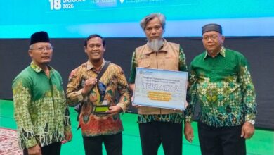 Jajaran pengurus PCM Kebakkramat Karanganyar memegang piala dan piagam Penghargaan Terbaik 2 MOEA UMS 2026 di Edutorium UMS.