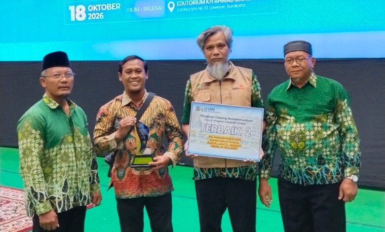 Jajaran pengurus PCM Kebakkramat Karanganyar memegang piala dan piagam Penghargaan Terbaik 2 MOEA UMS 2026 di Edutorium UMS.