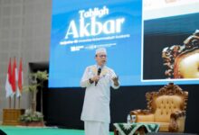 Ustadz Das’ad Latif memberikan ceramah pada acara Tabligh Akbar Hari Jadi ke-68 UMS di Edutorium KH Ahmad Dahlan.