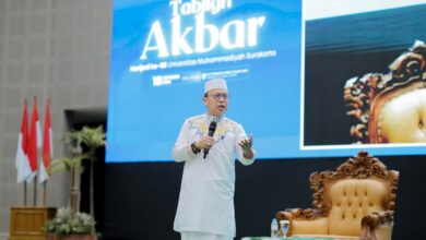 Ustadz Das’ad Latif memberikan ceramah pada acara Tabligh Akbar Hari Jadi ke-68 UMS di Edutorium KH Ahmad Dahlan.