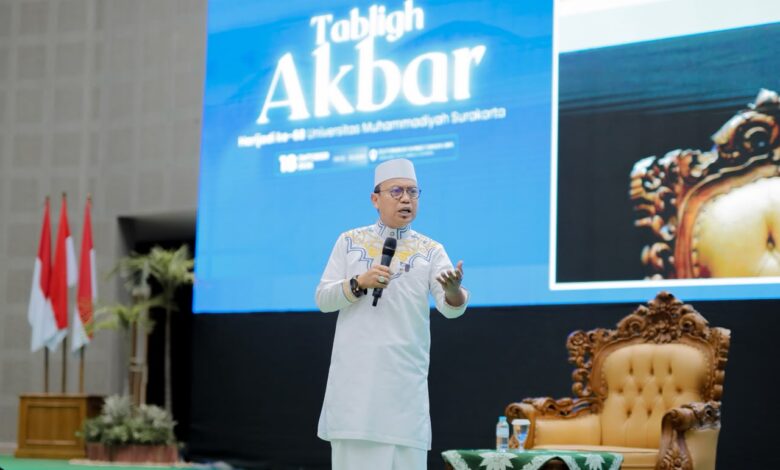 Ustadz Das’ad Latif memberikan ceramah pada acara Tabligh Akbar Hari Jadi ke-68 UMS di Edutorium KH Ahmad Dahlan.