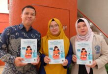 Tiga akademisi dari perguruan tinggi di Jawa Tengah berpose sambil menunjukkan buku ajar inovasi self-management hipertensi.