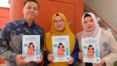 Tiga akademisi dari perguruan tinggi di Jawa Tengah berpose sambil menunjukkan buku ajar inovasi self-management hipertensi.