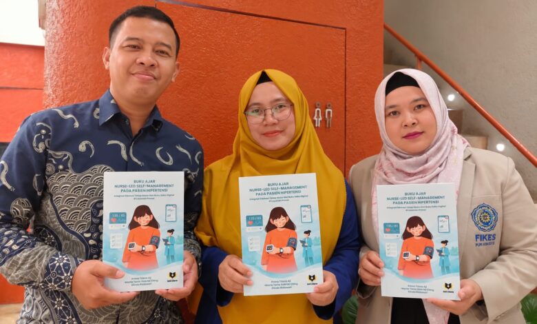Tiga akademisi dari perguruan tinggi di Jawa Tengah berpose sambil menunjukkan buku ajar inovasi self-management hipertensi.
