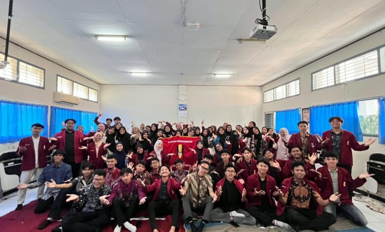 Foto bersama kader dan pengurus PK IMM Buya Hamka FAI UMP saat kegiatan Temu Kader di Purwokerto.