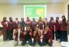 Foto bersama kader PK IMM AR Razy Unimus memperagakan simbol angka empat saat edukasi gaya hidup sehat mahasiswa