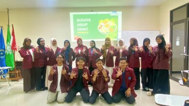 Foto bersama kader PK IMM AR Razy Unimus memperagakan simbol angka empat saat edukasi gaya hidup sehat mahasiswa