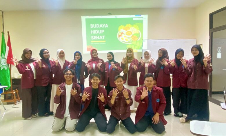 Foto bersama kader PK IMM AR Razy Unimus memperagakan simbol angka empat saat edukasi gaya hidup sehat mahasiswa