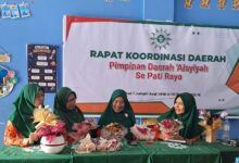 Empat pengurus harian Pimpinan Daerah 'Aisyiyah Jepara memegang buket kreatif dari kerudung saat Rakorda se-Pati Raya di Pati.