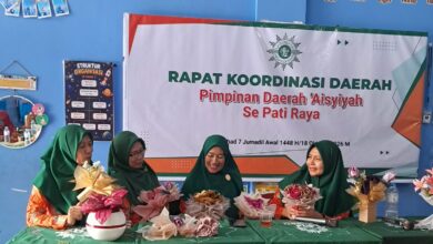 Empat pengurus harian Pimpinan Daerah 'Aisyiyah Jepara memegang buket kreatif dari kerudung saat Rakorda se-Pati Raya di Pati.