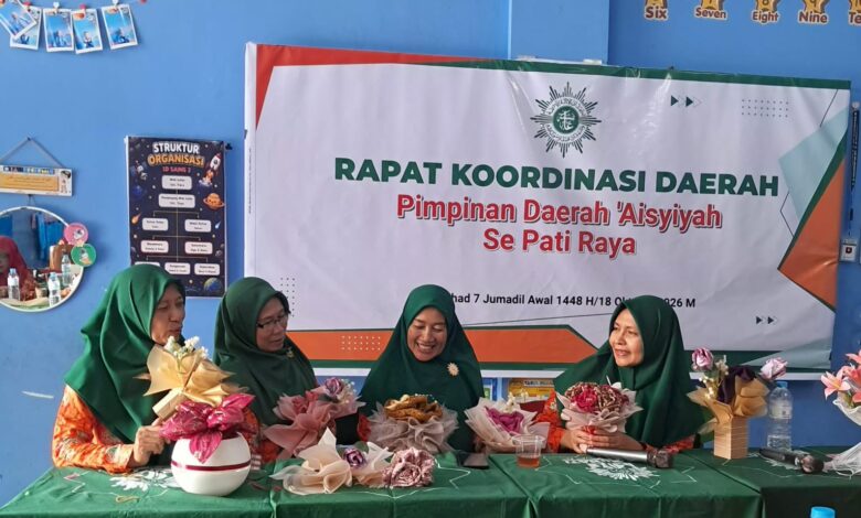 Empat pengurus harian Pimpinan Daerah 'Aisyiyah Jepara memegang buket kreatif dari kerudung saat Rakorda se-Pati Raya di Pati.