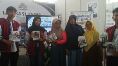 Mahasiswa penjaga stand STIE Muhammadiyah Cilacap memperlihatkan brosur informasi pendaftaran mahasiswa baru di Festival Literasi Cilacap 2026.
