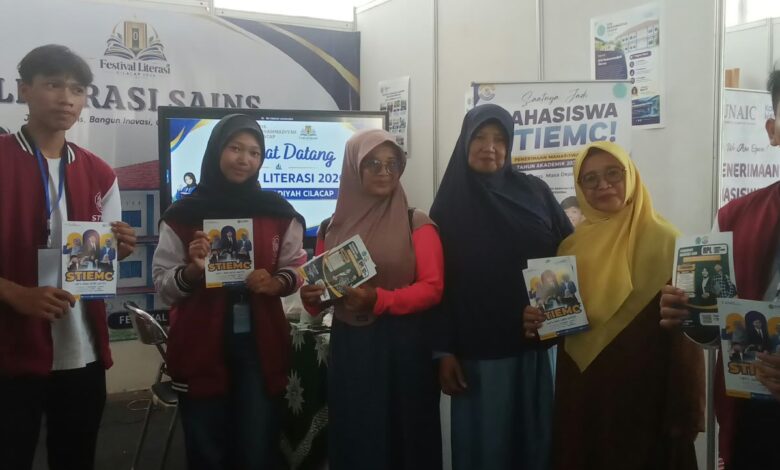 Mahasiswa penjaga stand STIE Muhammadiyah Cilacap memperlihatkan brosur informasi pendaftaran mahasiswa baru di Festival Literasi Cilacap 2026.