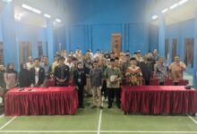 Tim mahasiswa BEM FHIP UMS foto bersama warga dan perangkat Desa Alas Tuwo Karanganyar saat penutupan Program Desa Cerdas.