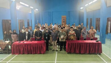 Tim mahasiswa BEM FHIP UMS foto bersama warga dan perangkat Desa Alas Tuwo Karanganyar saat penutupan Program Desa Cerdas.