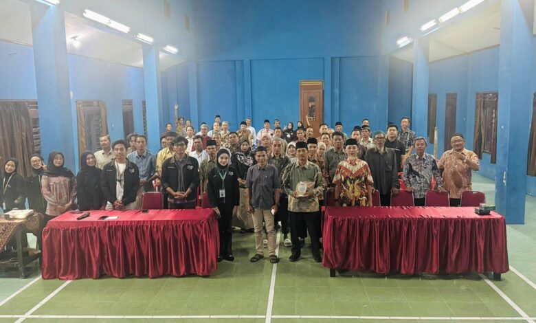 Tim mahasiswa BEM FHIP UMS foto bersama warga dan perangkat Desa Alas Tuwo Karanganyar saat penutupan Program Desa Cerdas.