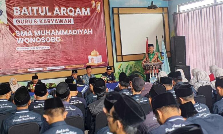 Suasana kegiatan Baitul Arqam Wonosobo yang diikuti oleh guru dan karyawan SMA Muhammadiyah Wonosobo di Glamping Sikembang.