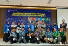 Peserta kepala madrasah foto bersama pada acara DIKSUSKAMAD Muhammadiyah Jawa Tengah di BBGTK Provinsi Jawa Tengah.