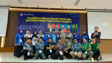 Peserta kepala madrasah foto bersama pada acara DIKSUSKAMAD Muhammadiyah Jawa Tengah di BBGTK Provinsi Jawa Tengah.