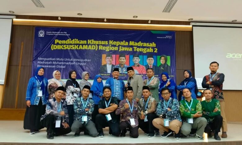 Peserta kepala madrasah foto bersama pada acara DIKSUSKAMAD Muhammadiyah Jawa Tengah di BBGTK Provinsi Jawa Tengah.