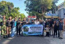 Anggota BikersMu Chapter Temanggung bersama KOKAM dan warga berfoto bersama di depan SMK Muhammadiyah 1 Temanggung sebelum memberangkatkan truk tangki air bersih untuk korban krisis kekeringan.
