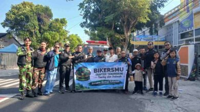Anggota BikersMu Chapter Temanggung bersama KOKAM dan warga berfoto bersama di depan SMK Muhammadiyah 1 Temanggung sebelum memberangkatkan truk tangki air bersih untuk korban krisis kekeringan.
