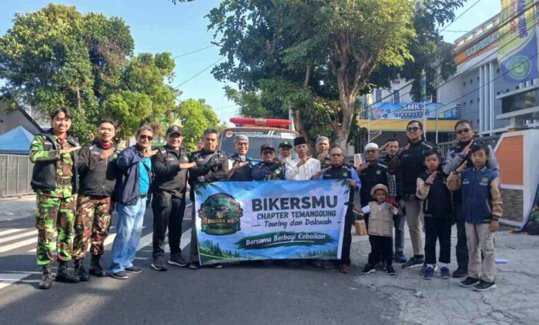 Anggota BikersMu Chapter Temanggung bersama KOKAM dan warga berfoto bersama di depan SMK Muhammadiyah 1 Temanggung sebelum memberangkatkan truk tangki air bersih untuk korban krisis kekeringan.