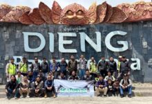 Jajaran Pemuda Muhammadiyah Temanggung dan BPO KOKAM foto bersama membawa spanduk Silaturide di depan ikon tugu Dieng Banjarnegara.
