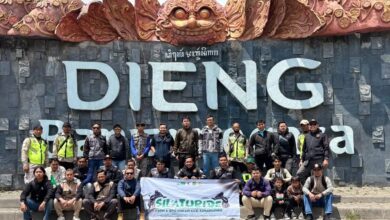 Jajaran Pemuda Muhammadiyah Temanggung dan BPO KOKAM foto bersama membawa spanduk Silaturide di depan ikon tugu Dieng Banjarnegara.