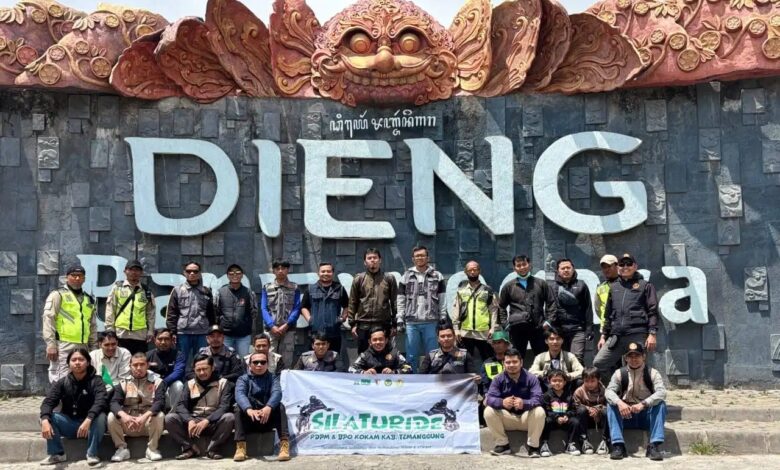 Jajaran Pemuda Muhammadiyah Temanggung dan BPO KOKAM foto bersama membawa spanduk Silaturide di depan ikon tugu Dieng Banjarnegara.