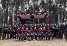 Peserta dan panitia Mas Taaruf Penjas UMPP foto bersama dengan wajah teroles lumpur di area panggung luar ruang Linggoasri Pekalongan.