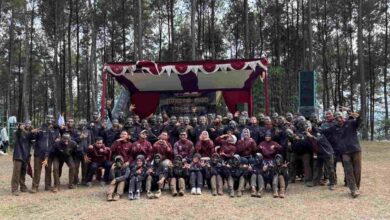 Peserta dan panitia Mas Taaruf Penjas UMPP foto bersama dengan wajah teroles lumpur di area panggung luar ruang Linggoasri Pekalongan.