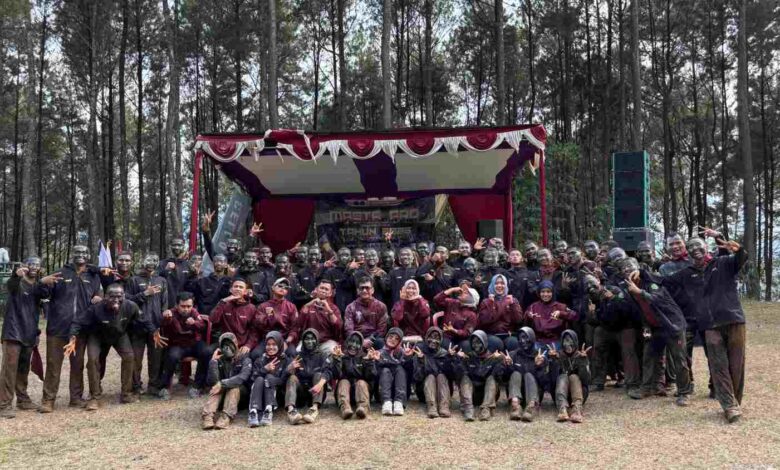 Peserta dan panitia Mas Taaruf Penjas UMPP foto bersama dengan wajah teroles lumpur di area panggung luar ruang Linggoasri Pekalongan.