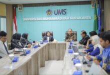 Suasana pertemuan studi banding penguatan pengelolaan konten digital UMS bersama Universitas AMIKOM Yogyakarta di Ruang Sidang Rektorat UMS.