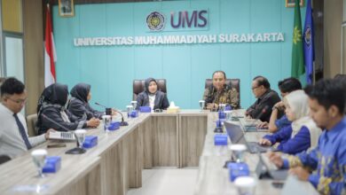 Suasana pertemuan studi banding penguatan pengelolaan konten digital UMS bersama Universitas AMIKOM Yogyakarta di Ruang Sidang Rektorat UMS.
