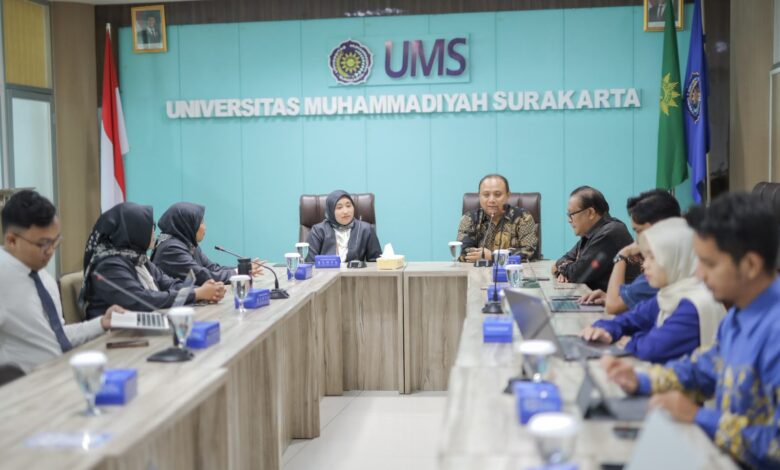 Suasana pertemuan studi banding penguatan pengelolaan konten digital UMS bersama Universitas AMIKOM Yogyakarta di Ruang Sidang Rektorat UMS.