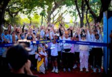 Peserta Family Run SD Muhammadiyah Palur menyentuh pita garis finish di De Tasikmadoe Heritage