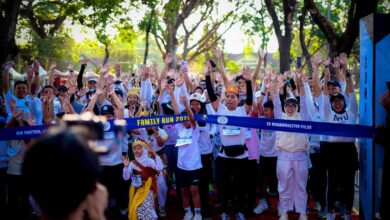 Peserta Family Run SD Muhammadiyah Palur menyentuh pita garis finish di De Tasikmadoe Heritage