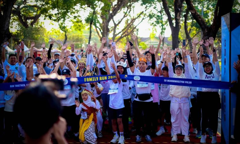 Peserta Family Run SD Muhammadiyah Palur menyentuh pita garis finish di De Tasikmadoe Heritage