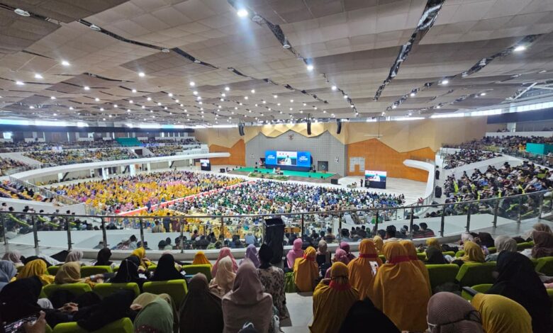 Ribuan jemaah memadati Gedung Edutorium K.H. Ahmad Dahlan dalam gelaran Tabligh Akbar UMS bersama Ustaz Das'ad Latif.
