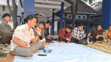 Suasana diskusi mahasiswa MPQ UMS dalam acara NGOPAQ 2 saat membahas adab dan hakikat kritik serta demonstrasi menurut Islam.