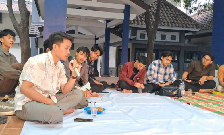 Suasana diskusi mahasiswa MPQ UMS dalam acara NGOPAQ 2 saat membahas adab dan hakikat kritik serta demonstrasi menurut Islam.