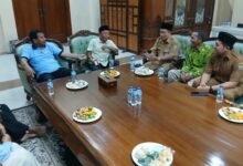 Perwakilan Muhammadiyah dan NU Pamotan berdiskusi dalam forum audiensi bersama Bupati Rembang di meja rapat.